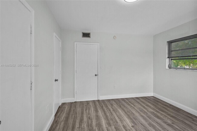 Building Photo - 245 NE 191st St