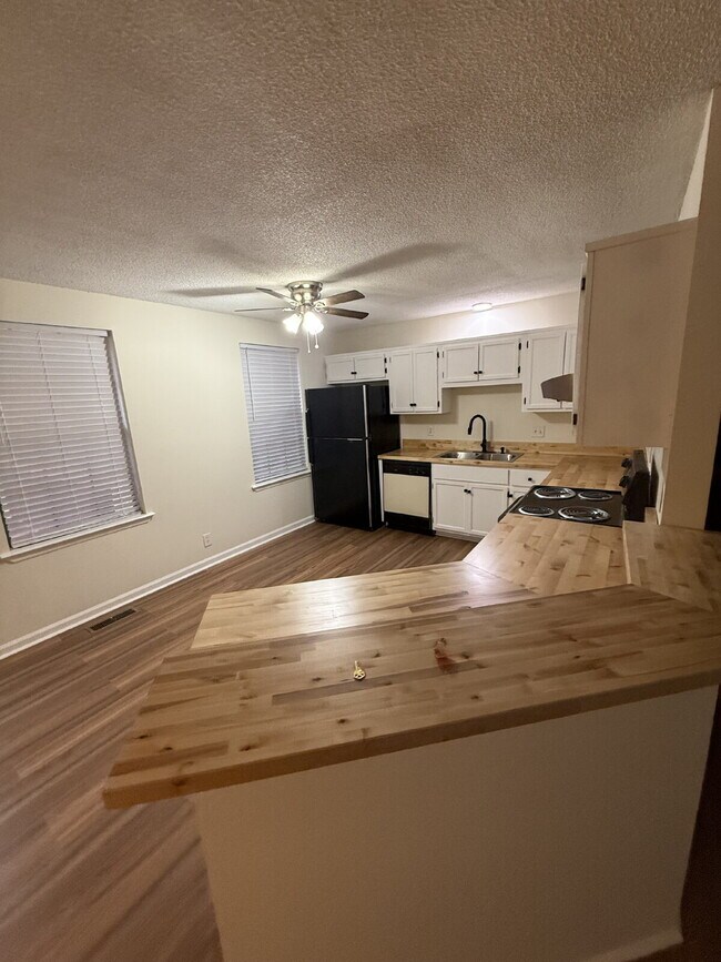 Building Photo - 821 Hillmore Dr