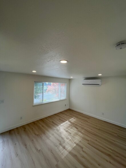 Living Room - 723 E 600 S