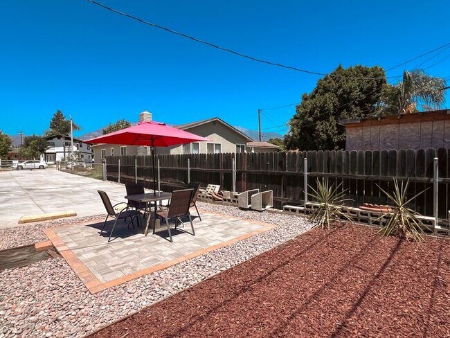 Building Photo - Modern Retreat with Spacious Yard & Cozy Interiors