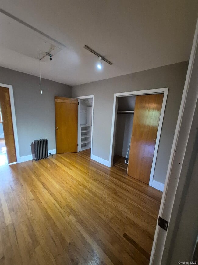 Building Photo - 3 Meadowbrook Dr