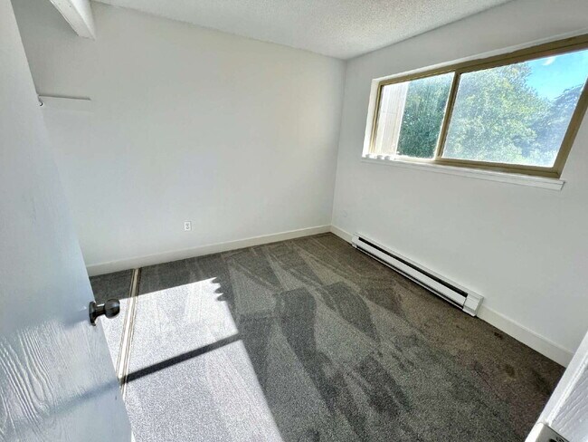 Building Photo - Scenic Lakeside Apartment for Rent - Federal Way