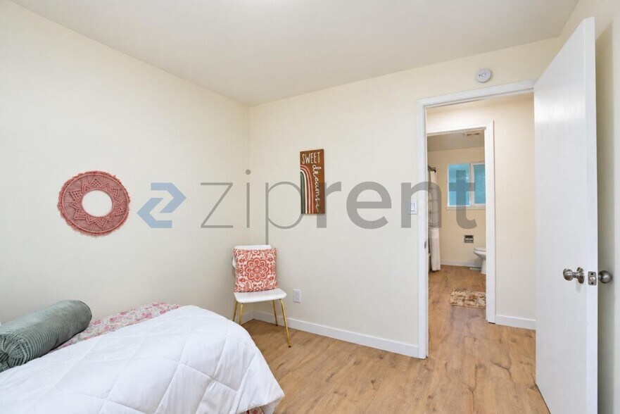 Building Photo - Unit