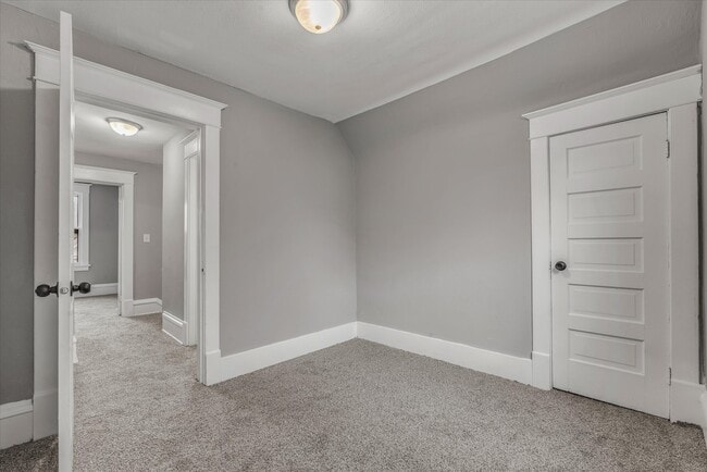Building Photo - 735 Sylvan Ct