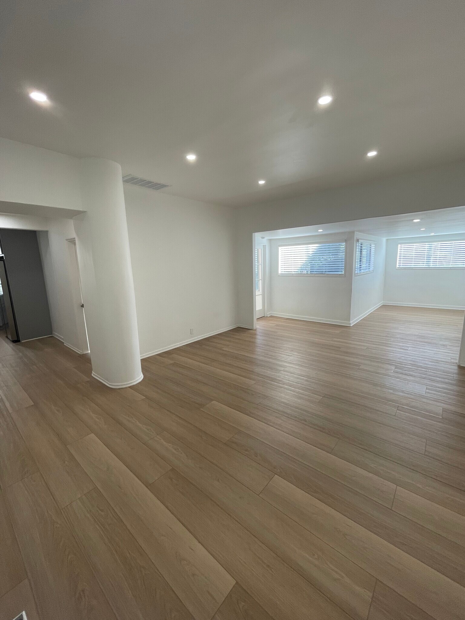 Building Photo - 3043 Hollycrest Dr