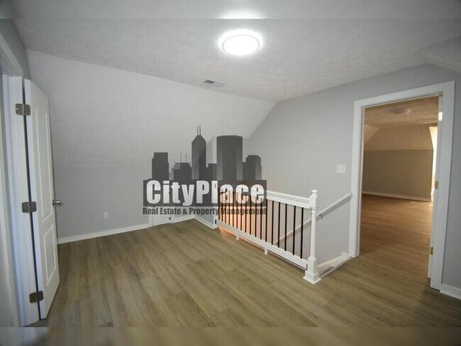 Building Photo - 2224 N Kenwood Ave