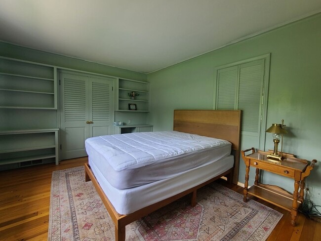 Building Photo - Partially Furnished 3-Bedroom Home with Fe...