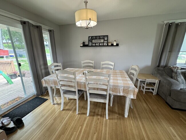 Building Photo - "Experience Elegant Living: 4-Bed Home with Granite Touches & Cozy Fireplace in Cottage Grove!"