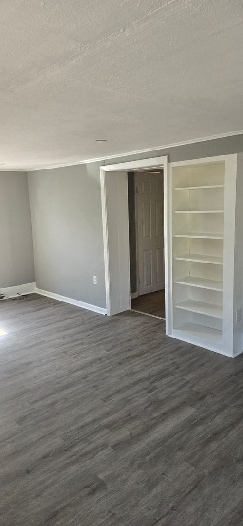 Building Photo - Newly Renovated 1 Bed, 1 Bath Unit in Farm...