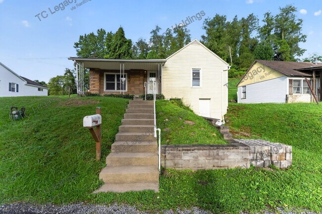 Building Photo - 649 Maple St