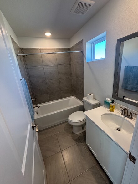 Building Photo - 9409 Chatside