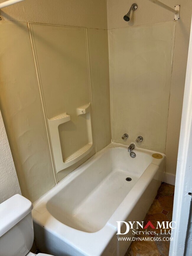 Building Photo - 811 S Summit Ave