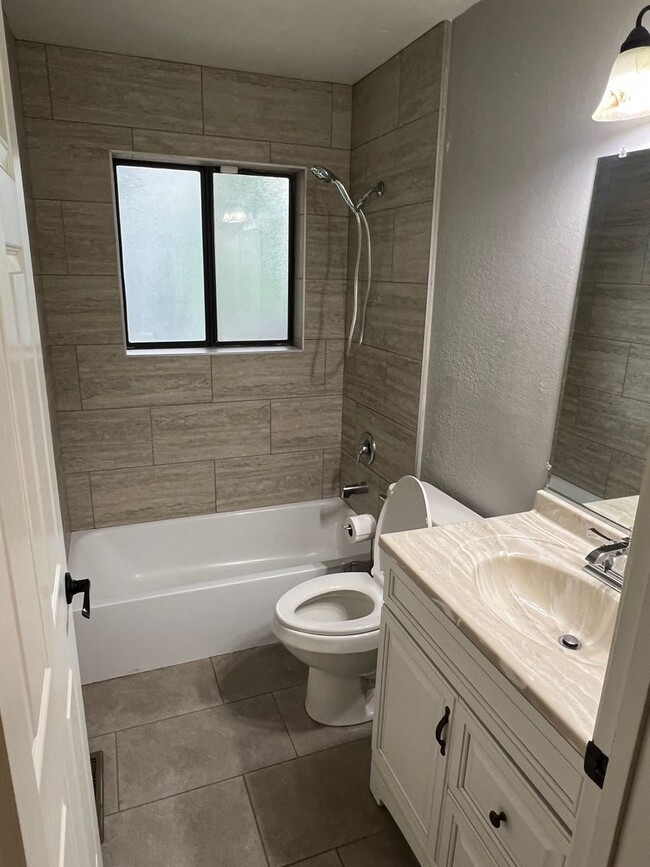 Building Photo - 3 bedroom, 2 bathroom, 1447 Sq Ft