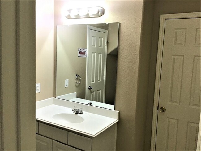Building Photo - 16843 Blackberry Lily Ln
