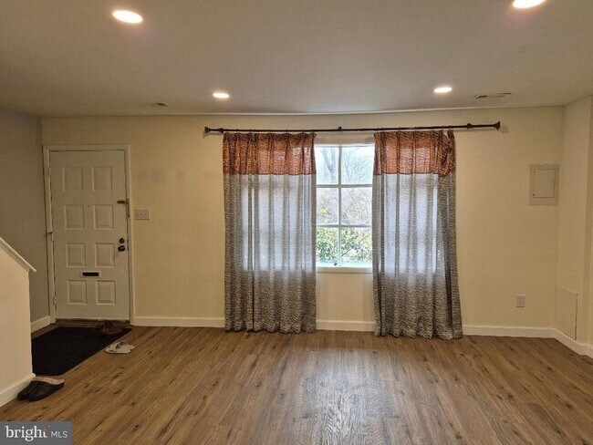 Building Photo - 401 Woodside Cir
