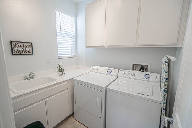 Building Photo - Fully Furnished House - Short Term Lease -...