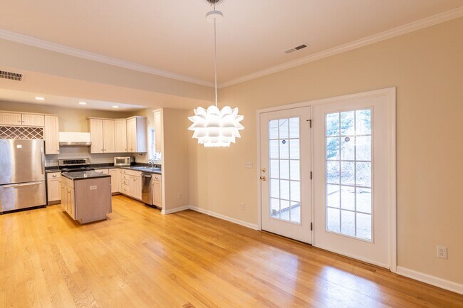 Building Photo - Single Family Home Minutes to DTWN/UVA Area