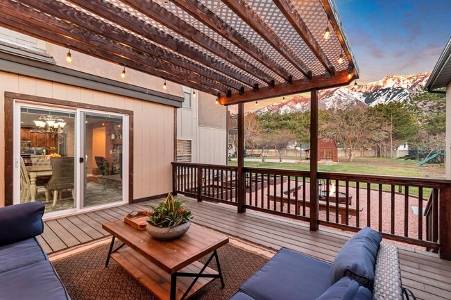Building Photo - Beautiful 5-Bedroom Home in Sandy!