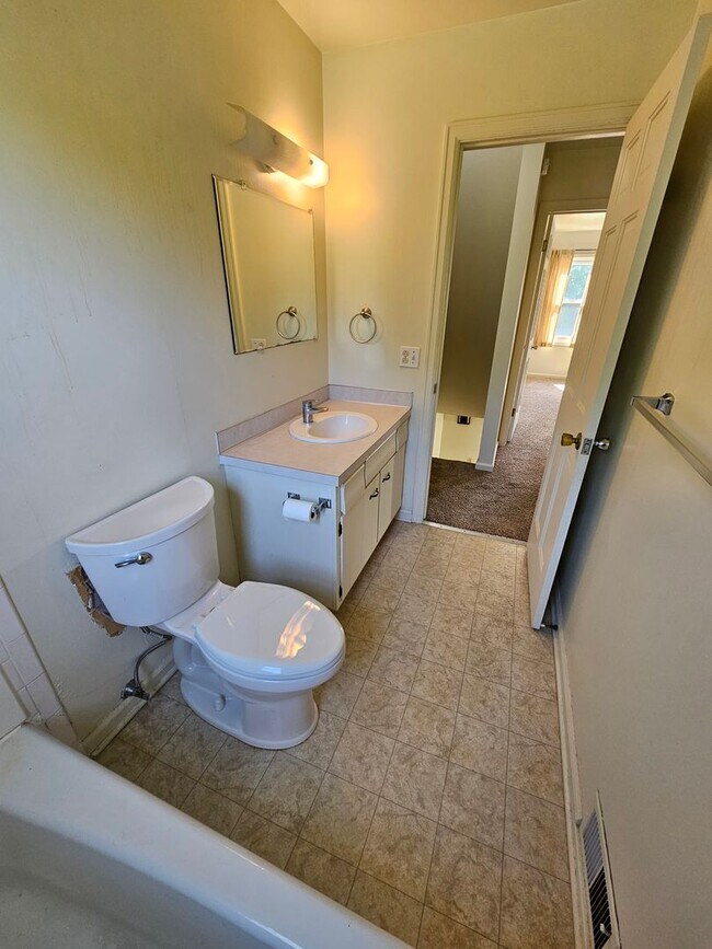 Building Photo - Two Bedroom Duplex Near BG High School