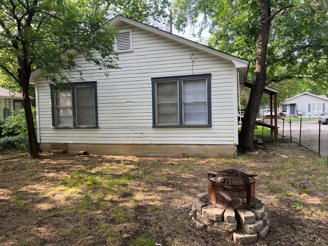 Building Photo - 2 Bed 1 Bath - CLOSE TO DENTON SQUARE