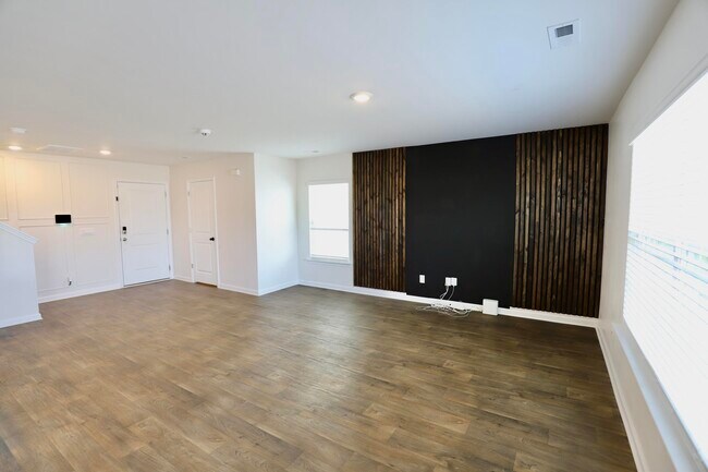 Building Photo - 352 Sandbach Rd