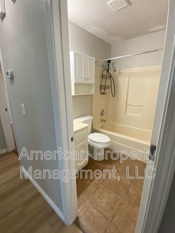 Building Photo - 1132 N Hickory Dr