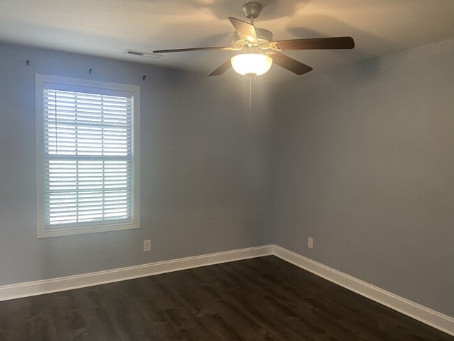 Building Photo - Sweet 3 bed 2 bath.  No Backyard Neighbors.