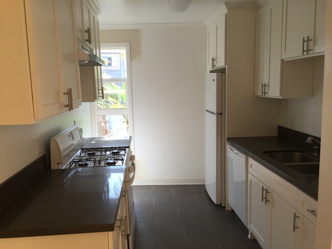 Building Photo - 3400 Club Dr