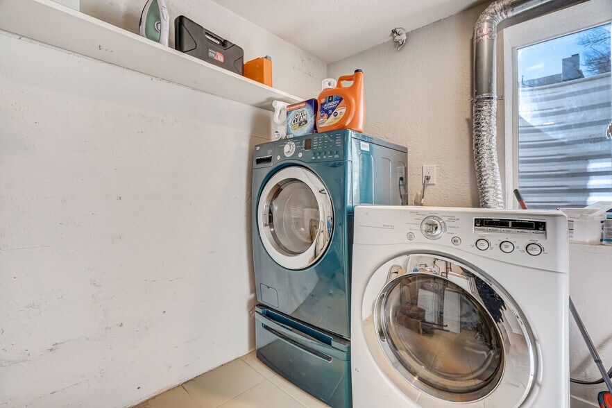 Shared Laundry with Downstairs Tenant - 2022 Woodburn St
