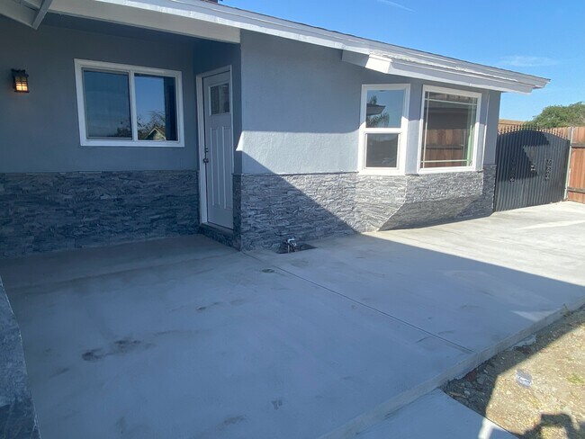 Building Photo - 9211 Vernon Ave