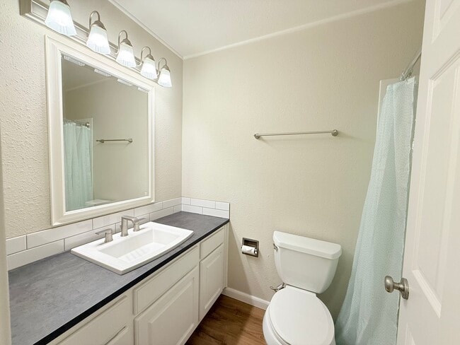 Building Photo - Super Cute 2 Bedroom Condo in Tigard!!! Water, Sewer and Garbage Included!!!