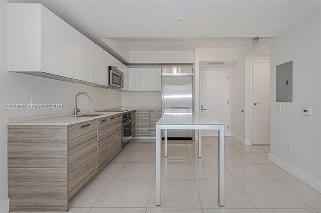 Building Photo - 1300 Brickell Bay Dr