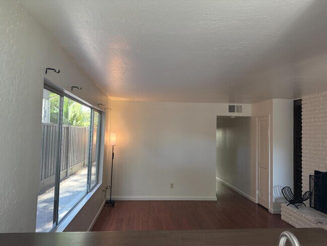Building Photo - 300 25th St