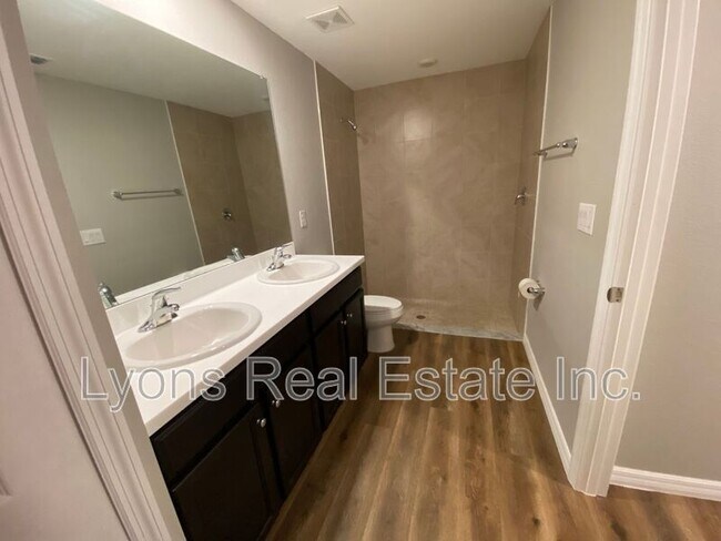 Building Photo - 2343 Briarwood St