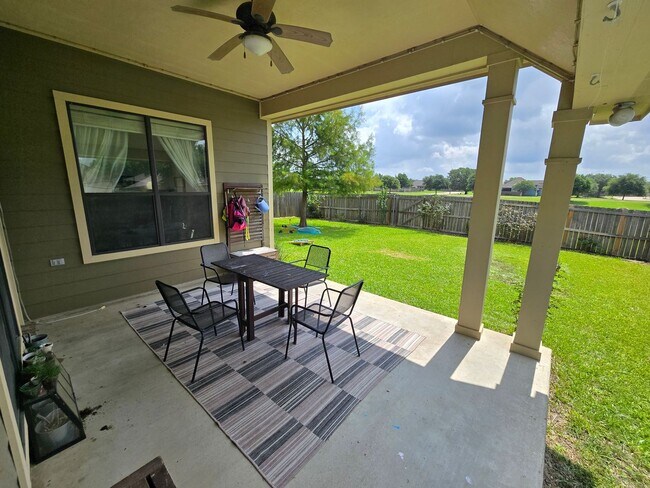 Building Photo - College Station - 3 bedroom / 2 bath- 2 car garage - fenced in back yard home in Creek Meadows