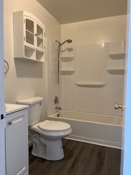 Newer bath - 6 Yew Ct