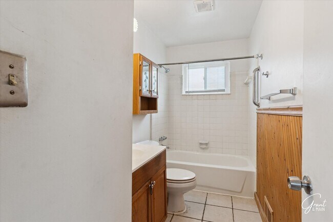 Building Photo - 3 bedroom ranch $1250 - Lease Special