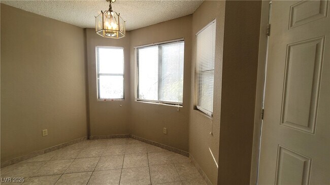 Building Photo - 1209 N Buffalo Dr