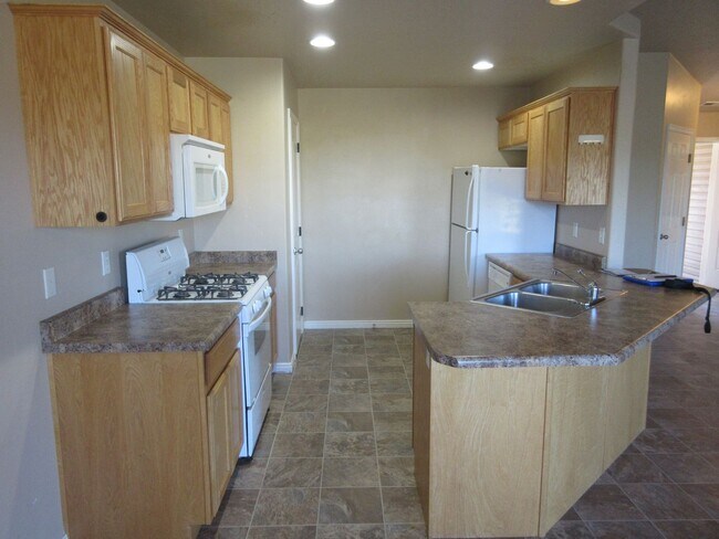 Building Photo - Move-In Bonus! 3 bedroom - 2 bathroom twin...