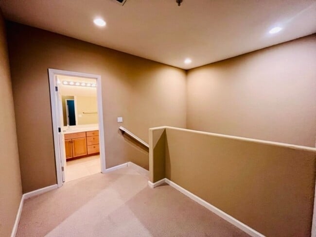 Building Photo - Beautiful 3BD/3BA, Two-Story Corner Unit C...