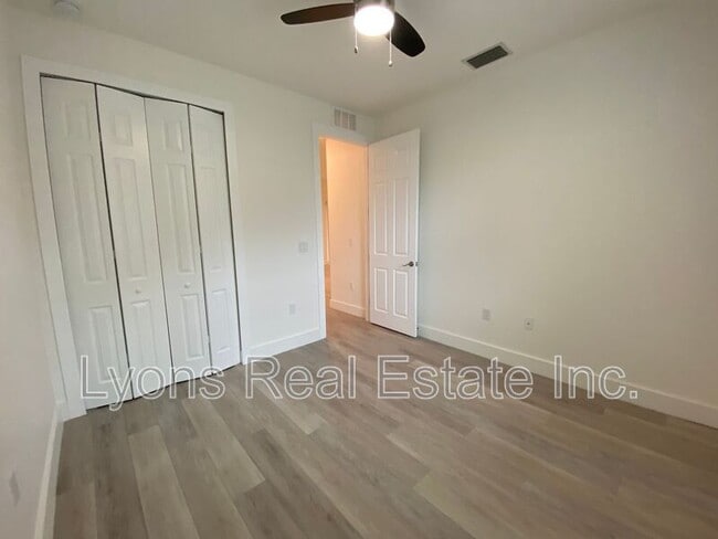 Building Photo - 2635 Starview Ave