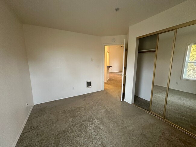Building Photo - 2 Bedroom Hillsdale Commons Apartment!