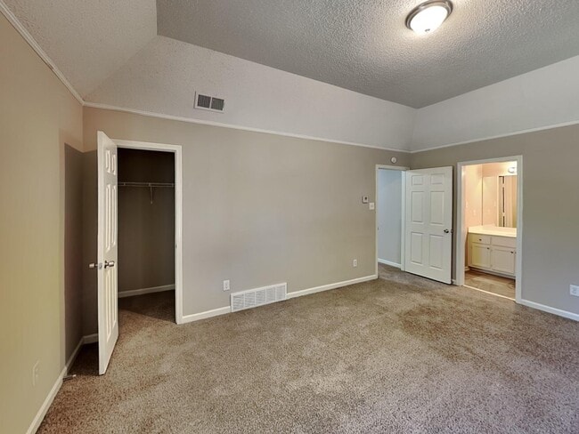 Building Photo - 5913 Sycamore Manor Cove