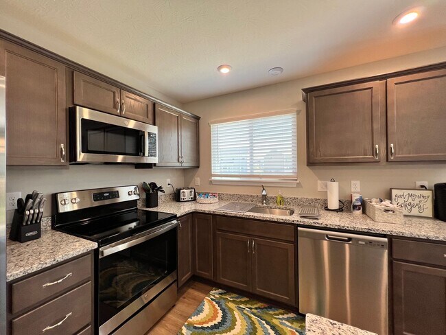 Building Photo - 7876 Ellington Ct