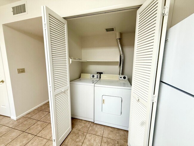 Building Photo - 2-bedroom, 2.5-bathroom condo close to downtown!