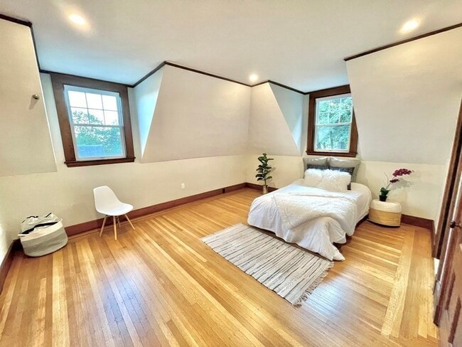 Building Photo - 102 Thurston St