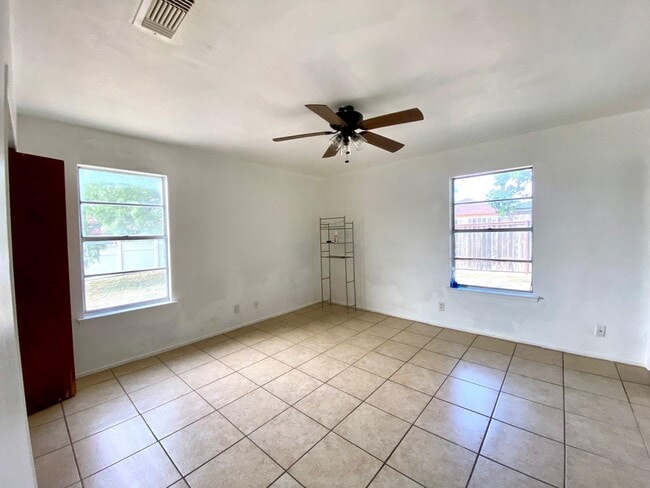 Building Photo - 114 Rhonda Dr