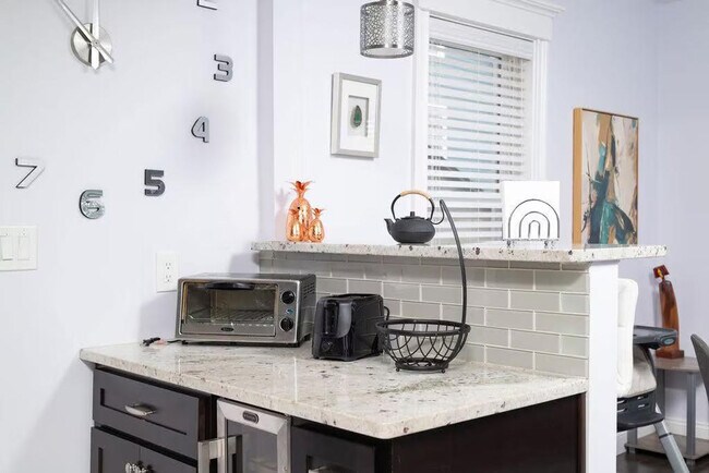 Building Photo - 810 Broadway-SI ID1511377P