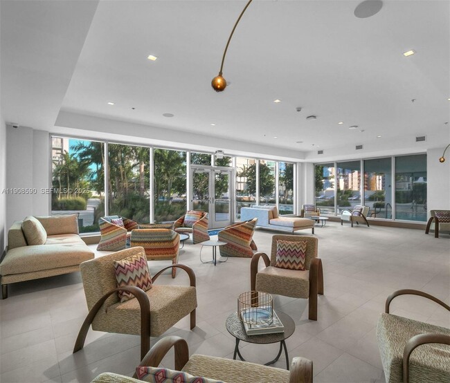 Building Photo - 700 NE 26th Terrace