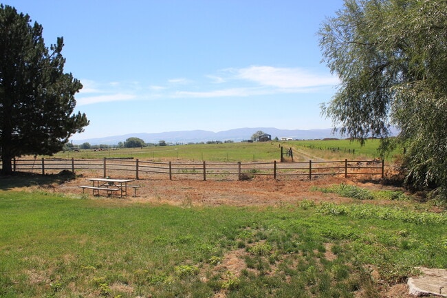 Building Photo - Spacious Home in the Country for Rent